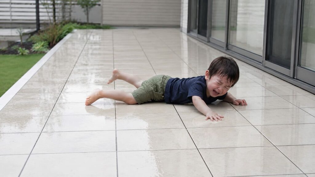 タイルデッキの失敗事例② 雨の日に滑って転倒した