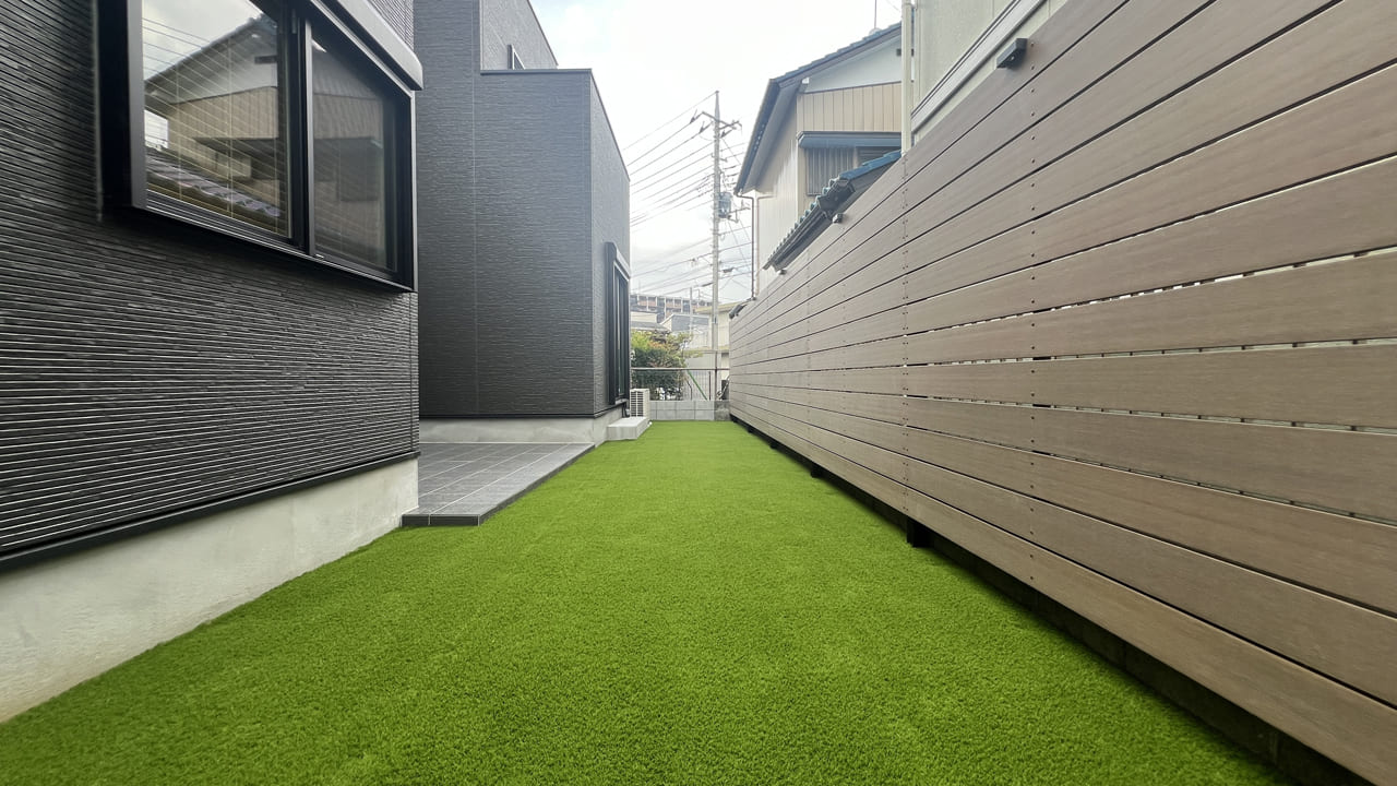 埼玉県さいたま市緑区 外構工事 人工芝や樹脂フェンスでメンテナンスが少なくオシャレな庭づくり