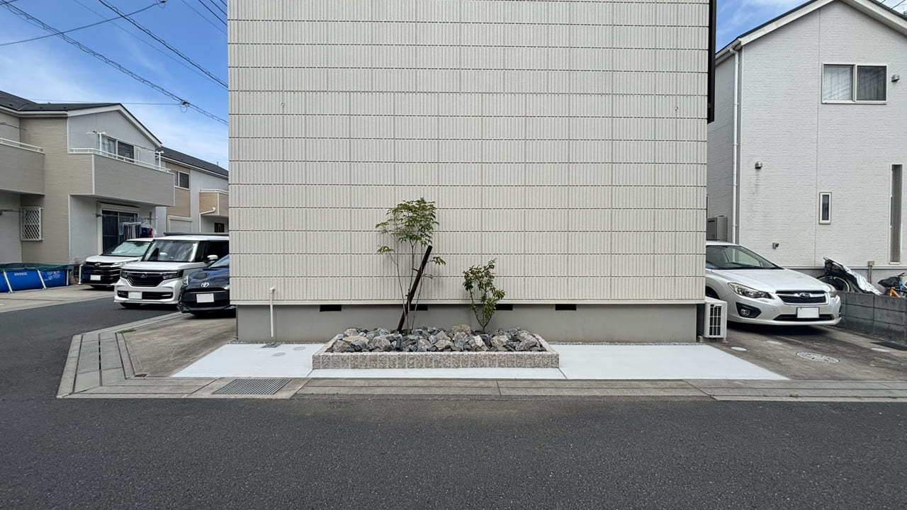 埼玉県草加市青柳 外構工事 ロックガーデンとコンクリートで雑草対策