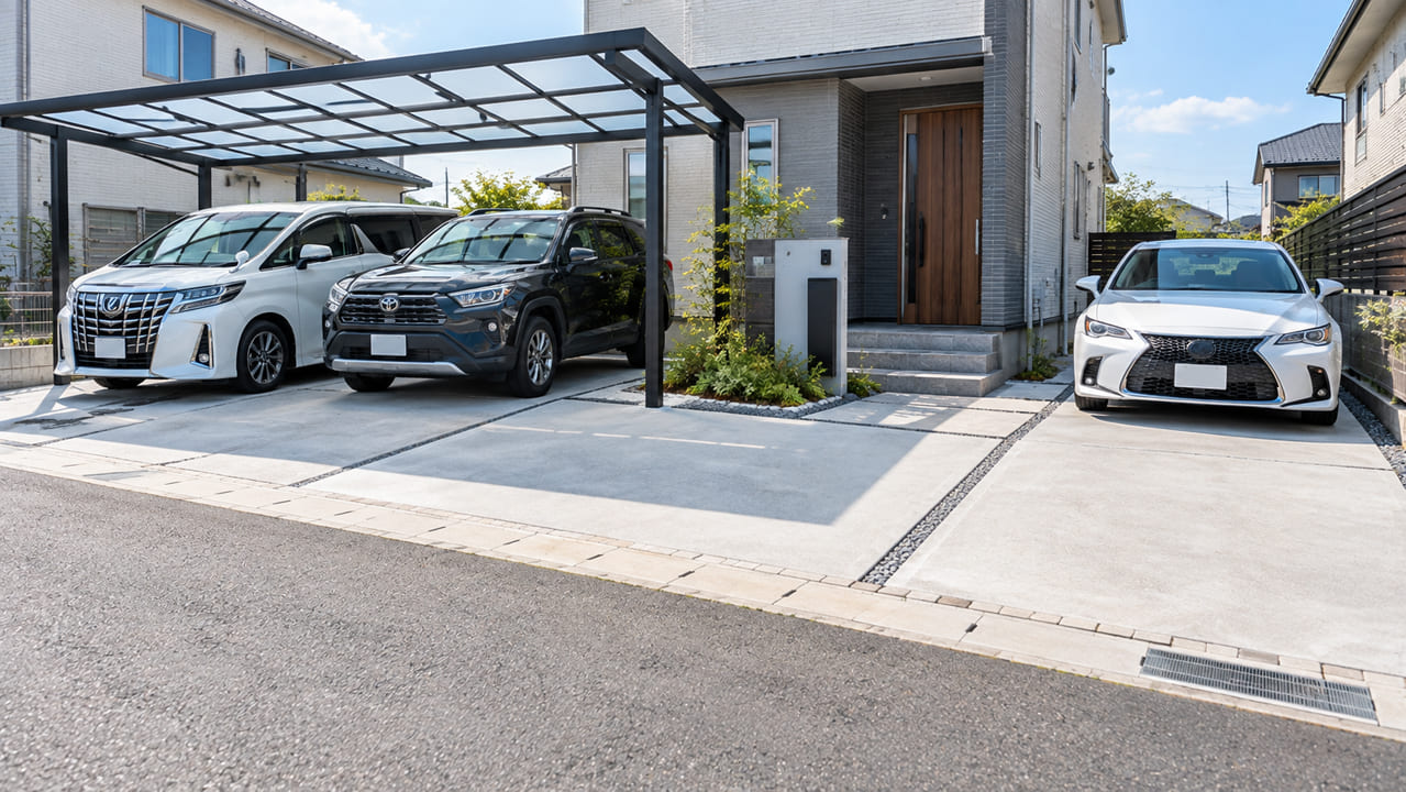 重い車にも耐える「路盤（ろばん）」の徹底した転圧
