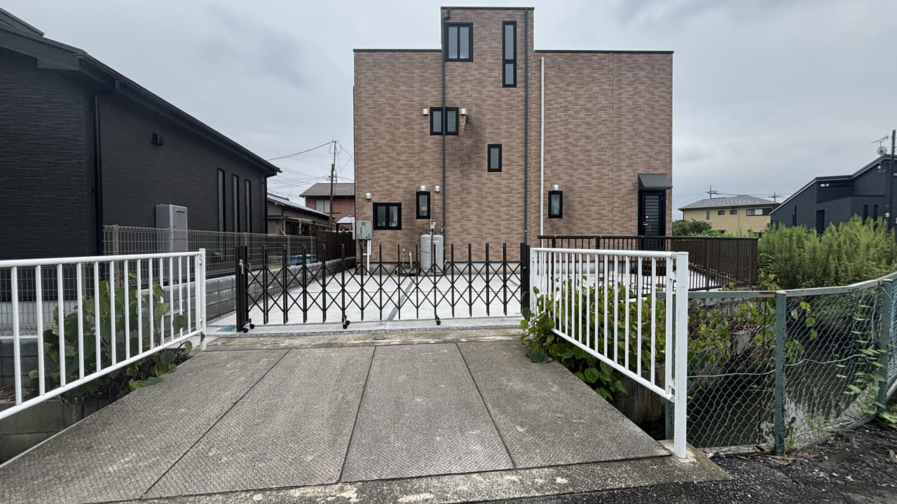 埼玉県越谷市七左町 外構工事 雑草対策のコンクリートと伸縮門扉のリフォーム